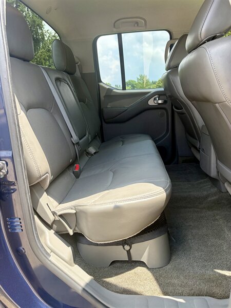 2010 Nissan Frontier SE V6 - Photo 10 - Brunswick, OH 44212