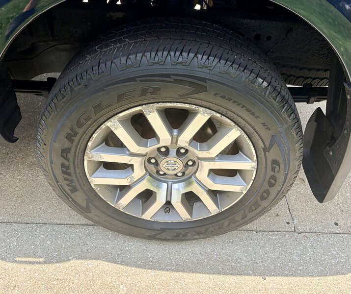 2010 Nissan Frontier SE V6 - Photo 12 - Brunswick, OH 44212