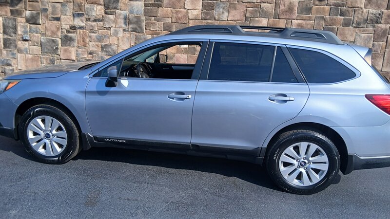 2015 Subaru Outback 2.5i Premium - Photo 14 - Brunswick, OH 44212