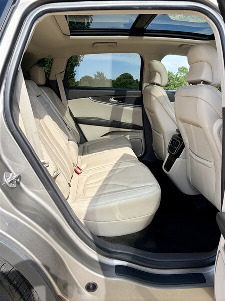 2017 Lincoln MKX Reserve - Photo 11 - Brunswick, OH 44212