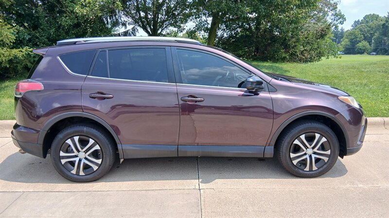 2017 Toyota RAV4 LE - Photo 25 - Brunswick, OH 44212