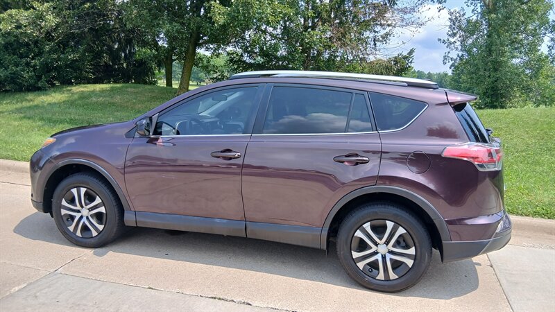 2017 Toyota RAV4 LE - Photo 13 - Brunswick, OH 44212