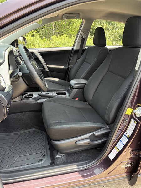 2017 Toyota RAV4 LE - Photo 32 - Brunswick, OH 44212