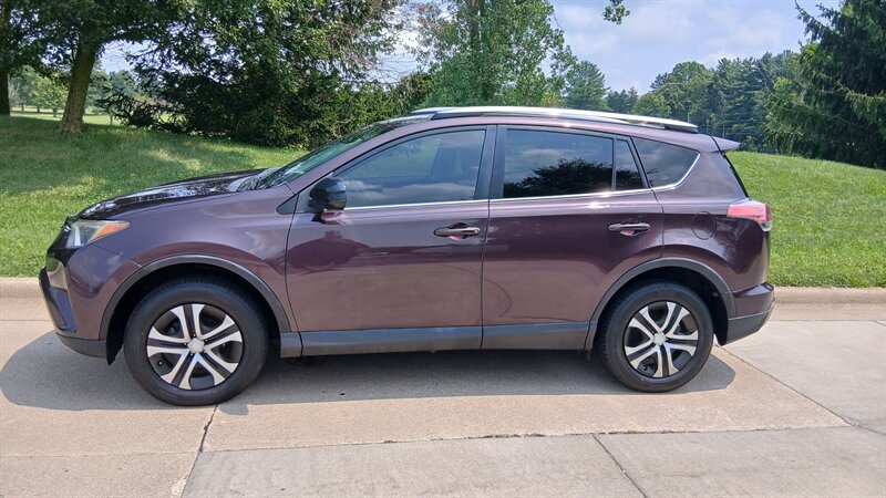 2017 Toyota RAV4 LE - Photo 8 - Brunswick, OH 44212