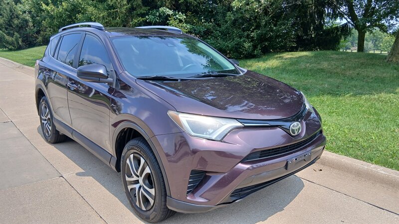2017 Toyota RAV4 LE - Photo 14 - Brunswick, OH 44212
