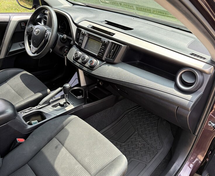 2017 Toyota RAV4 LE - Photo 36 - Brunswick, OH 44212