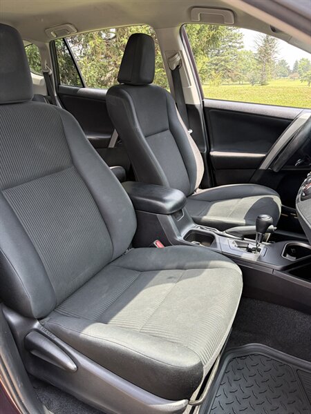 2017 Toyota RAV4 LE - Photo 38 - Brunswick, OH 44212