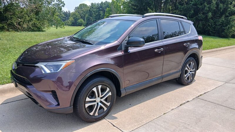 2017 Toyota RAV4 LE - Photo 4 - Brunswick, OH 44212