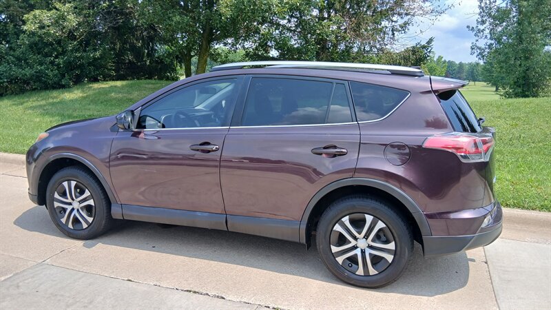 2017 Toyota RAV4 LE - Photo 11 - Brunswick, OH 44212