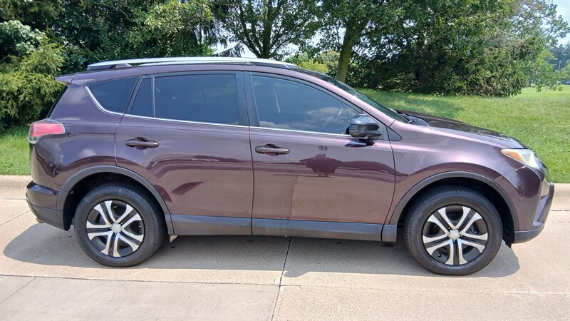 2017 Toyota RAV4 LE - Photo 22 - Brunswick, OH 44212