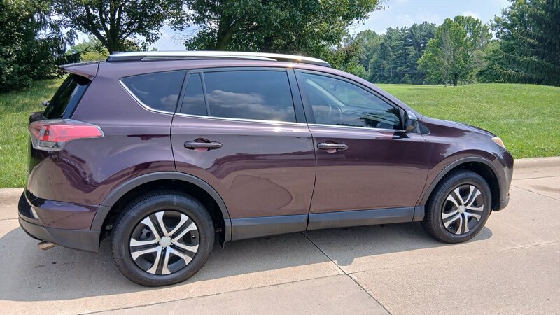 2017 Toyota RAV4 LE - Photo 26 - Brunswick, OH 44212