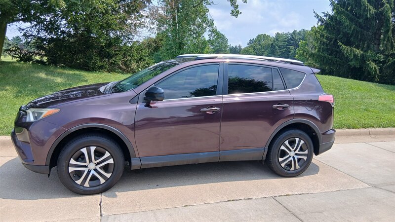 2017 Toyota RAV4 LE - Photo 7 - Brunswick, OH 44212