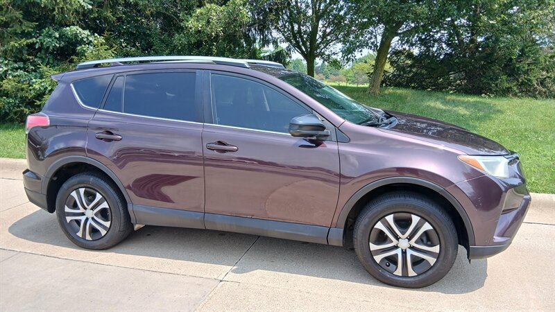 2017 Toyota RAV4 LE - Photo 21 - Brunswick, OH 44212