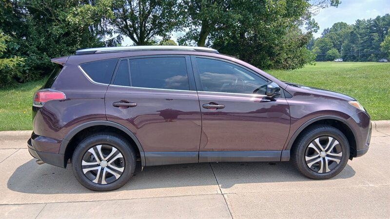 2017 Toyota RAV4 LE - Photo 24 - Brunswick, OH 44212