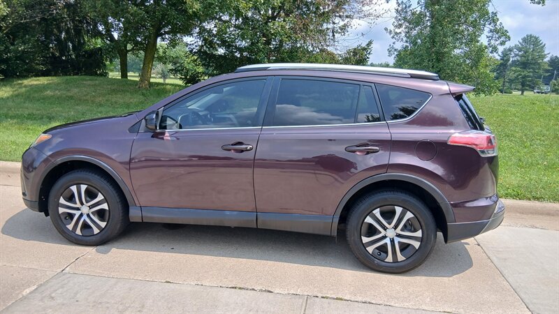 2017 Toyota RAV4 LE - Photo 12 - Brunswick, OH 44212