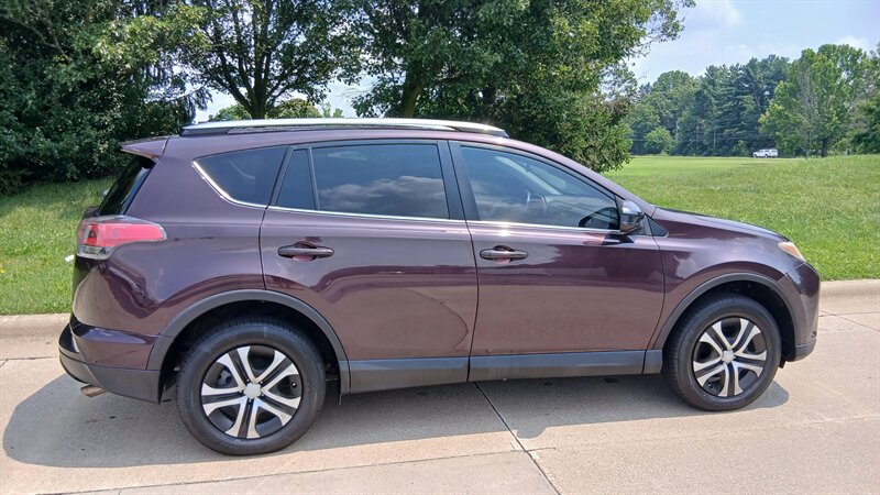 2017 Toyota RAV4 LE - Photo 23 - Brunswick, OH 44212