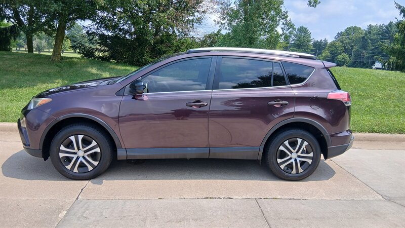 2017 Toyota RAV4 LE - Photo 9 - Brunswick, OH 44212