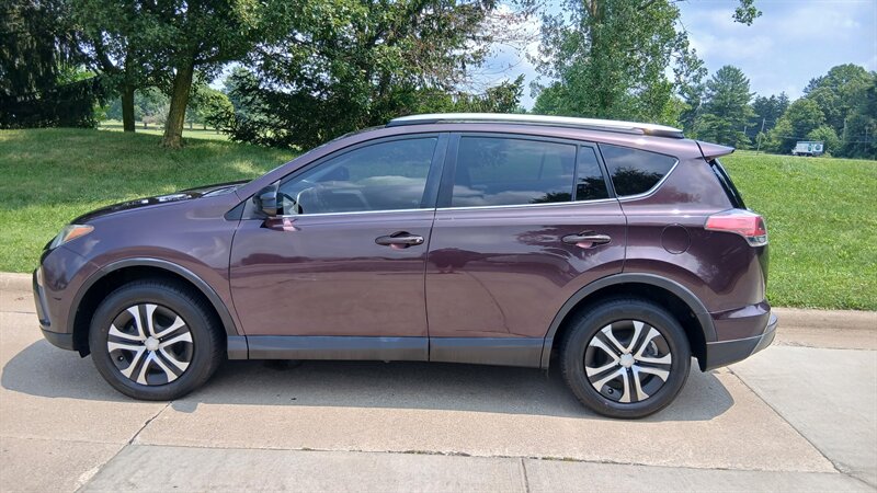 2017 Toyota RAV4 LE - Photo 10 - Brunswick, OH 44212