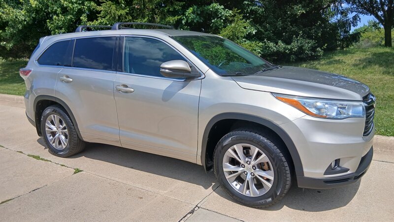 2015 Toyota Highlander LE - Photo 5 - Brunswick, OH 44212