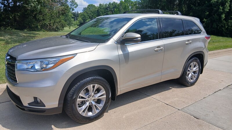 2015 Toyota Highlander LE - Photo 2 - Brunswick, OH 44212