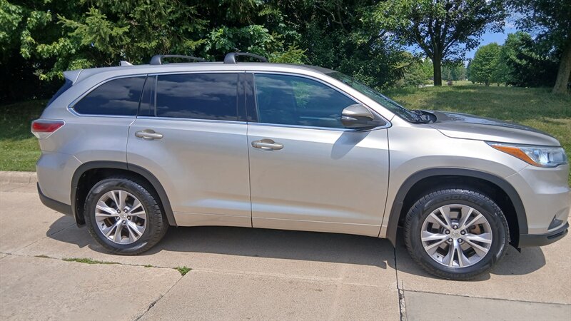 2015 Toyota Highlander LE - Photo 15 - Brunswick, OH 44212