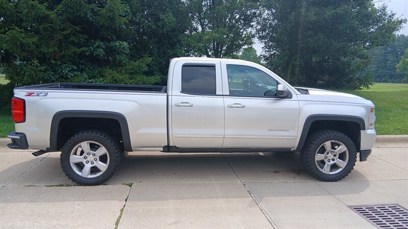 2018 Chevrolet Silverado 1500 LT - Photo 13 - Brunswick, OH 44212