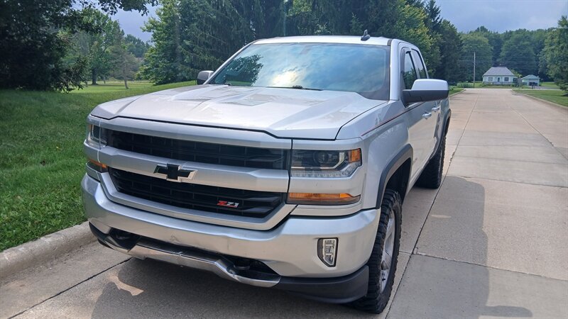 2018 Chevrolet Silverado 1500 LT - Photo 2 - Brunswick, OH 44212