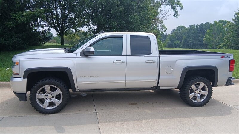 2018 Chevrolet Silverado 1500 LT - Photo 3 - Brunswick, OH 44212