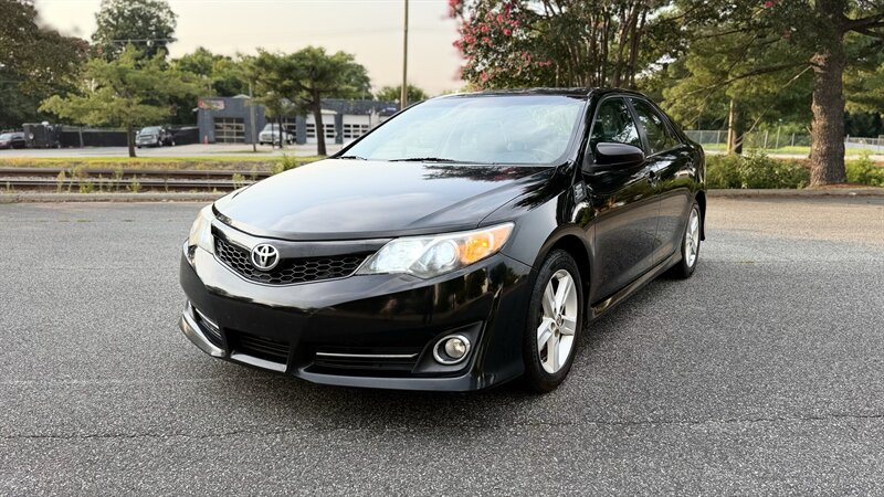 2014 Toyota Camry SE   - Photo 1 - Thomasville, NC 27360
