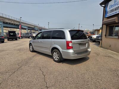 2011 Chrysler Town and Country Touring - Photo 7 - Philadelphia, PA 19124