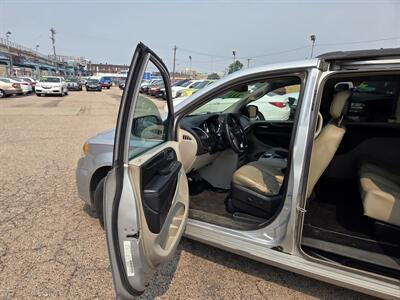 2011 Chrysler Town and Country Touring - Photo 13 - Philadelphia, PA 19124