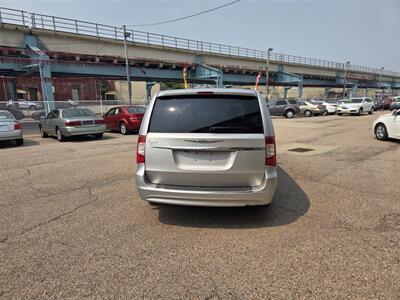 2011 Chrysler Town and Country Touring - Photo 6 - Philadelphia, PA 19124