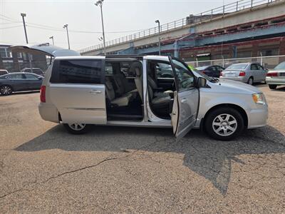2011 Chrysler Town and Country Touring - Photo 15 - Philadelphia, PA 19124