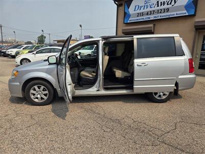 2011 Chrysler Town and Country Touring - Photo 14 - Philadelphia, PA 19124