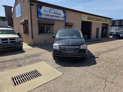 2015 Chrysler Town and Country Touring - Photo 2 - Philadelphia, PA 19124