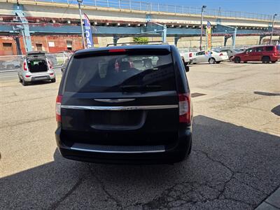 2015 Chrysler Town and Country Touring - Photo 4 - Philadelphia, PA 19124