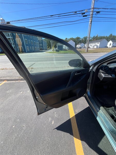2013 Mazda Mazda3 i Touring i Touring - Photo 11 - Windham, ME 04062