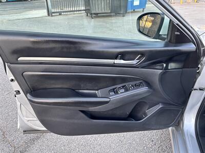 2022 Nissan Altima 2.5 SV - Photo 10 - Arleta, CA 91331