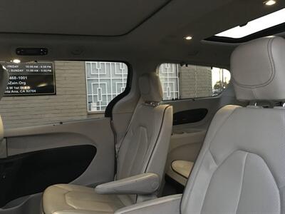 2020 Chrysler Pacifica Limited - Photo 11 - Santa Ana, CA 92704