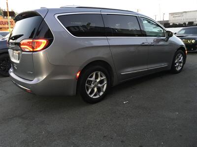 2020 Chrysler Pacifica Limited - Photo 3 - Santa Ana, CA 92704