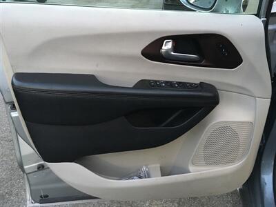 2020 Chrysler Pacifica Limited - Photo 7 - Santa Ana, CA 92704