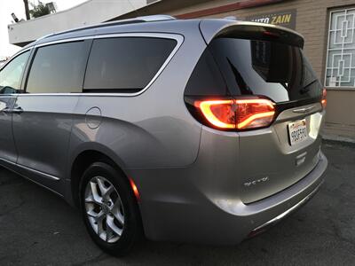 2020 Chrysler Pacifica Limited - Photo 5 - Santa Ana, CA 92704