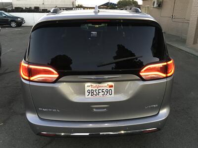 2020 Chrysler Pacifica Limited - Photo 4 - Santa Ana, CA 92704