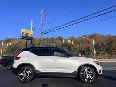 2022 Volvo XC40 T5 R-Design   - Photo 2 - Coal Township, PA 17866