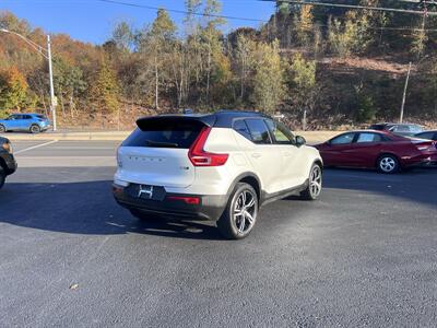 2022 Volvo XC40 T5 R-Design   - Photo 3 - Coal Township, PA 17866