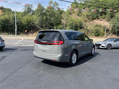 2023 Chrysler Pacifica Touring L - Photo 3 - Coal Township, PA 17866