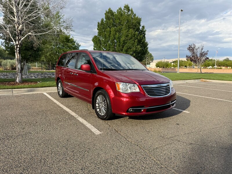 2013 Chrysler Town & Country Touring-L  
