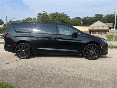 2018 Chrysler Pacifica Touring Plus - Photo 3 - Kansas City, MO 64134-4202