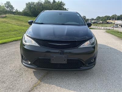 2018 Chrysler Pacifica Touring Plus - Photo 2 - Kansas City, MO 64134-4202