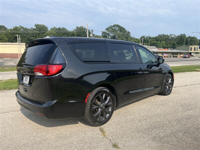 2018 Chrysler Pacifica Touring Plus - Photo 4 - Kansas City, MO 64134-4202